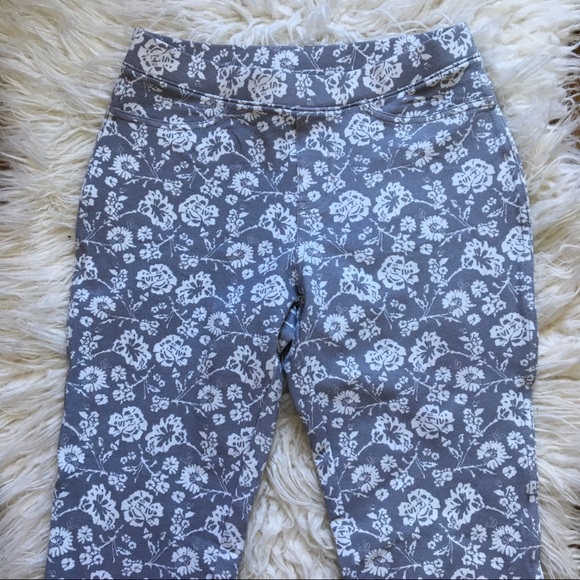 GRAY AND WHITE FLORAL LEGGINGS - Picture 2 of 5